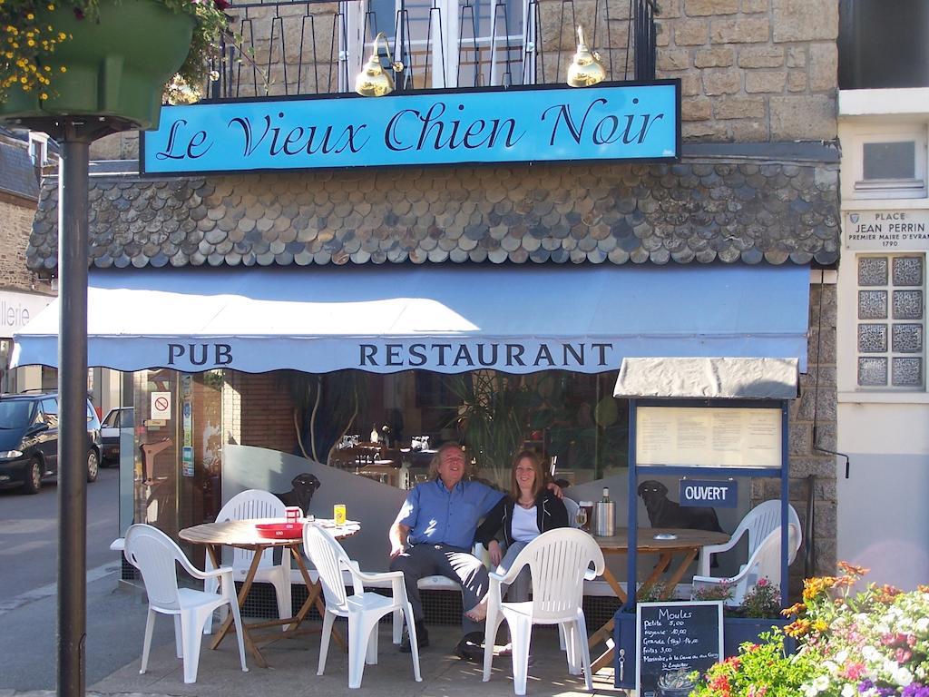 Le Vieux Chien Noir Hotel Évran Buitenkant foto